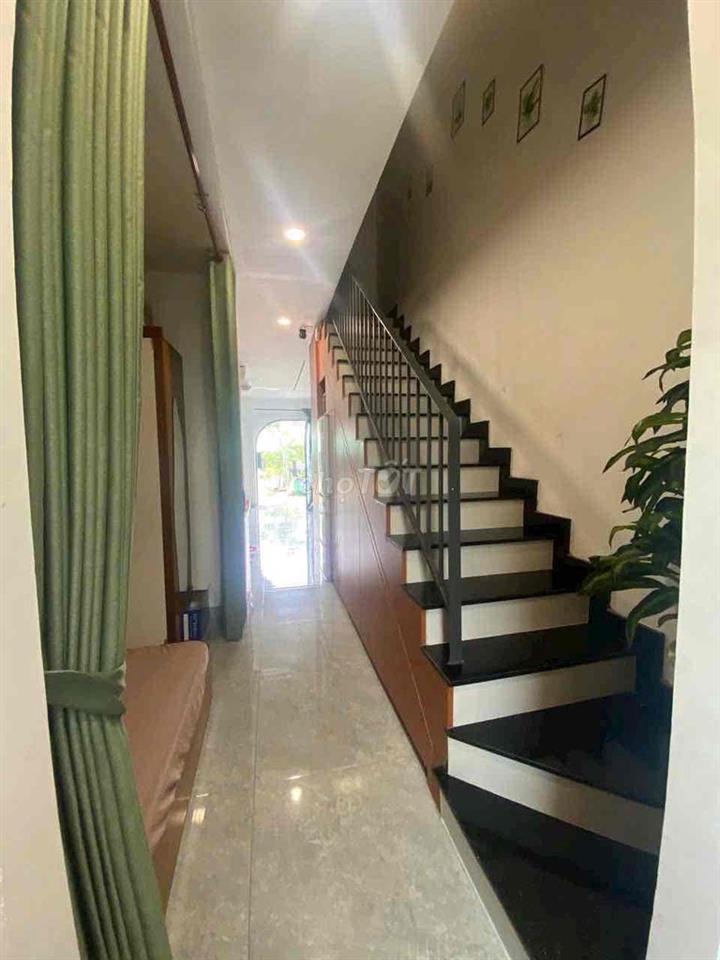 NHÀ 2 tầng 51m2 p Phú hữu Quận 9 4,1 tỷ đường oôt sổ hồng