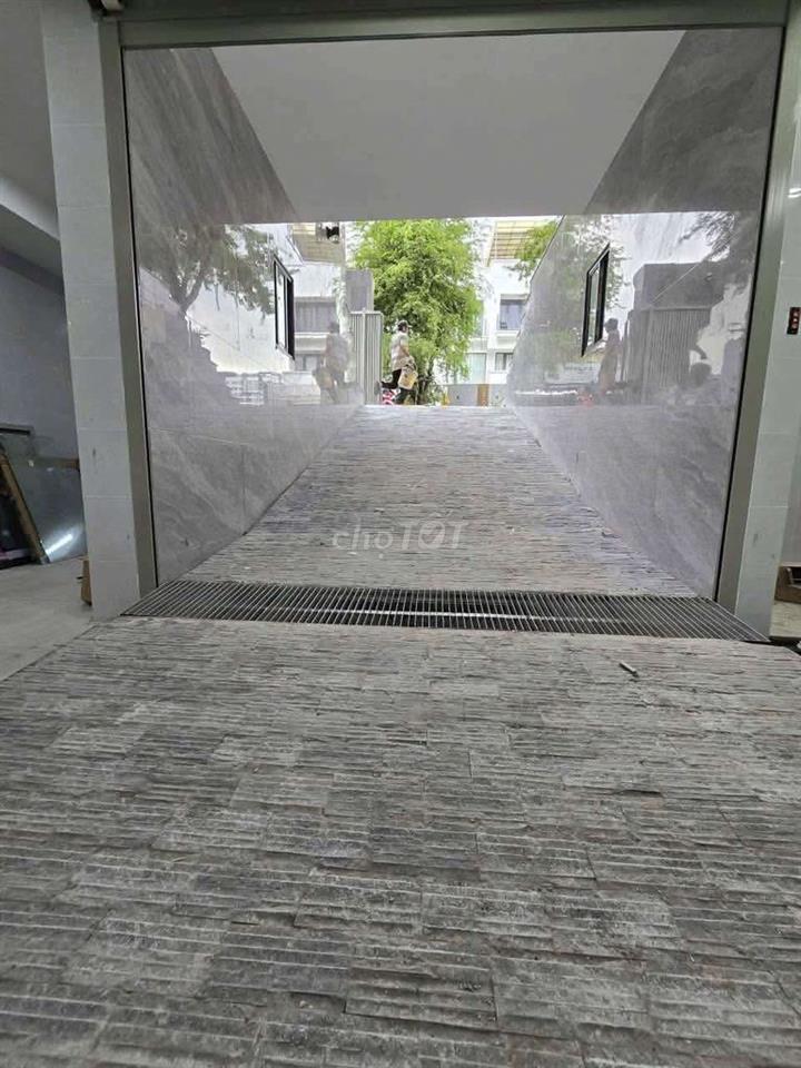 Cho Thuê Tòa Nhà Văn Phòng Có Hầm và 4 Lầu Sàn Trống mới Xây Xong 
