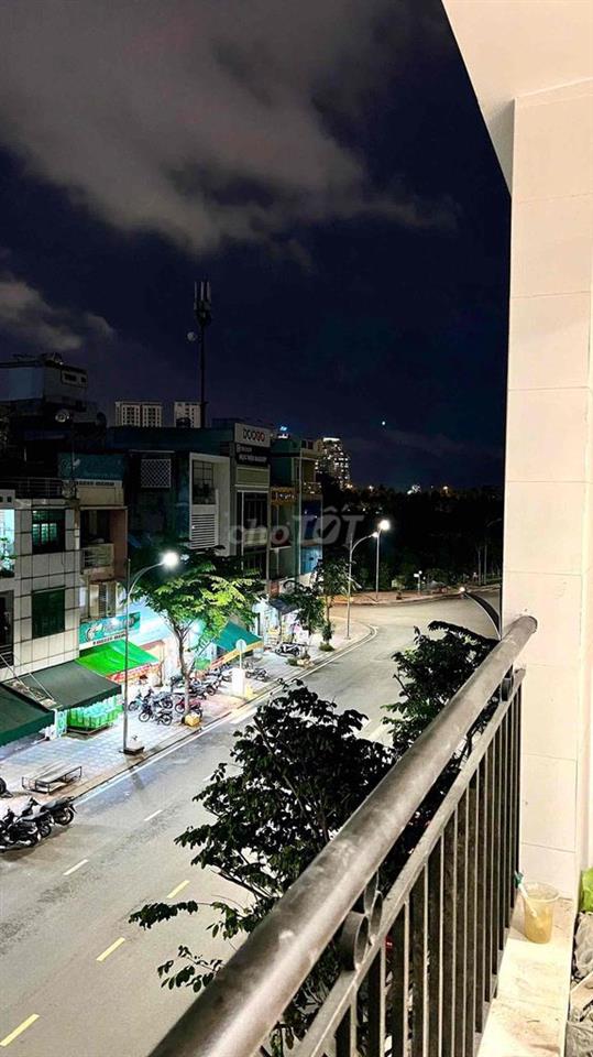 CĂN HỘ VÒNG XOAY TRẦN NÃO CÓ BAN CÔNG LỚN