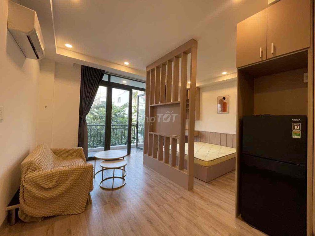 CĂN HỘ VÒNG XOAY TRẦN NÃO CÓ BAN CÔNG LỚN