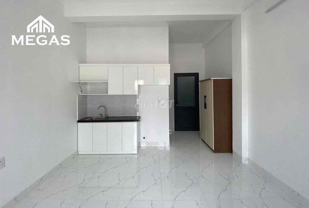 Studio cửa sổ ban công thoáng khu nhà phố Manhattan