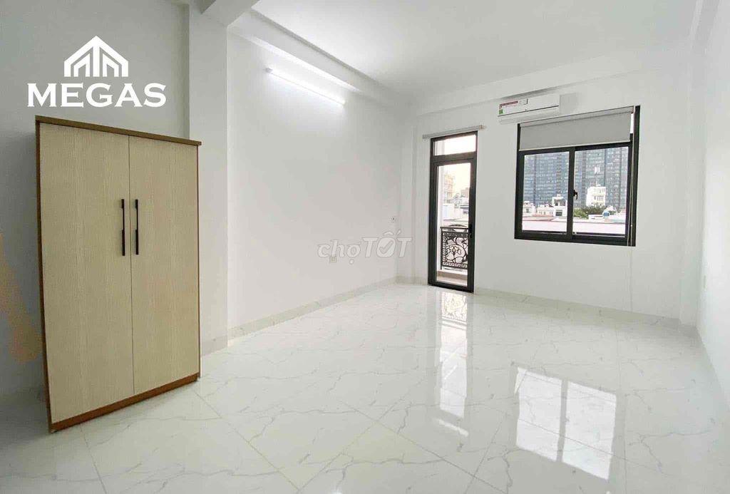 Studio cửa sổ ban công thoáng khu nhà phố Manhattan