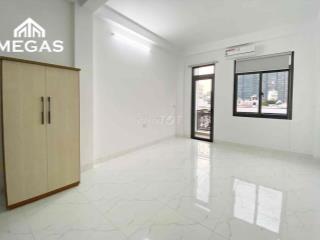 Studio cửa sổ ban công thoáng khu nhà phố Manhattan