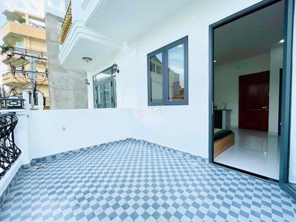 Studio ban công siêu rộng tại khu nhà phố
