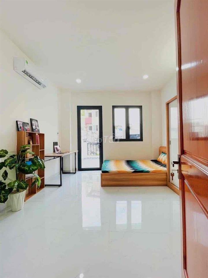 Studio ban công siêu rộng tại khu nhà phố