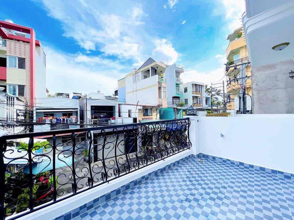 Studio ban công siêu rộng tại khu nhà phố
