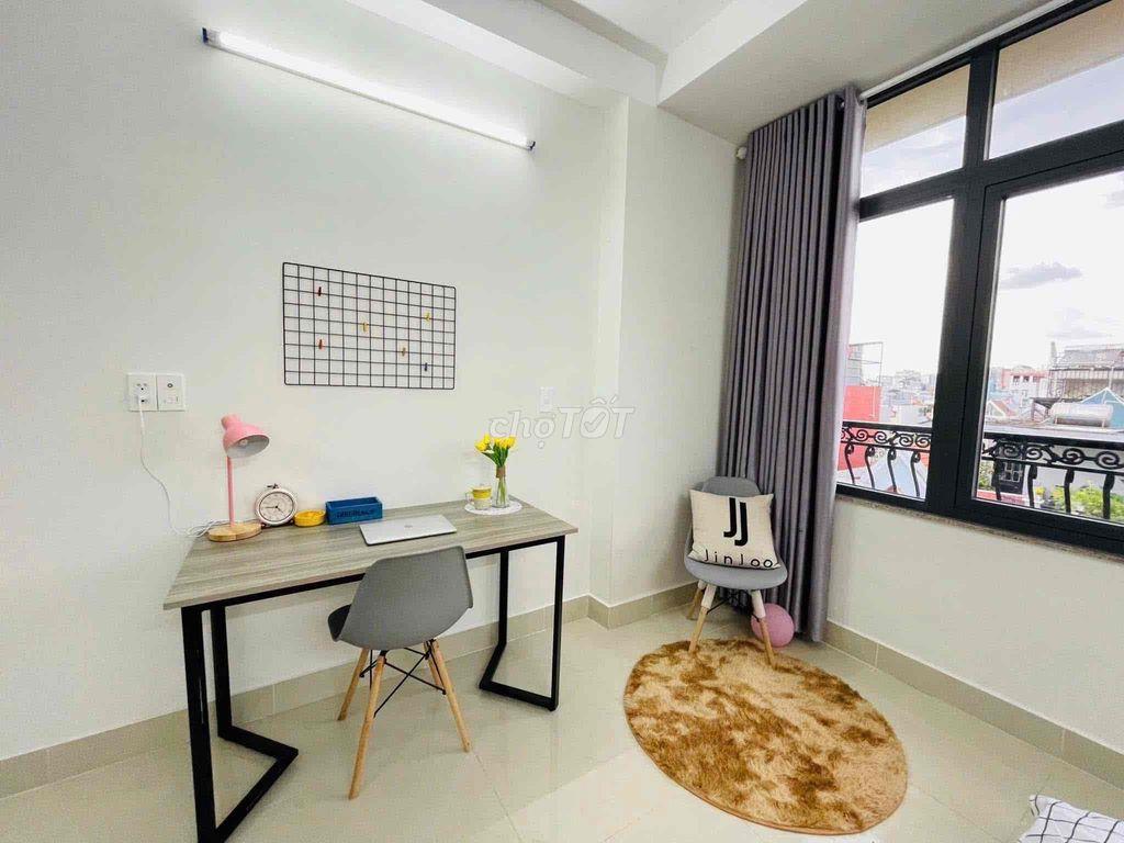Studio cửa sổ thoáng tại khu nhà phố