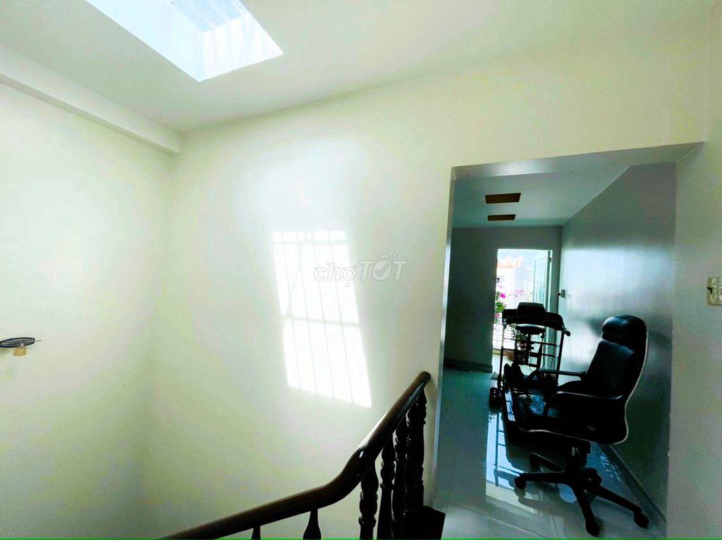 Giảm 1tr! Nhà nguyên căn 3 tầng full nội thất gần Bệnh viện ĐK Thủ Đức