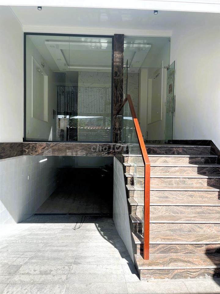 Cho thuê nhà mặt phố Linh Tây 440m2 tiện làm văn phòng, kinh doanh