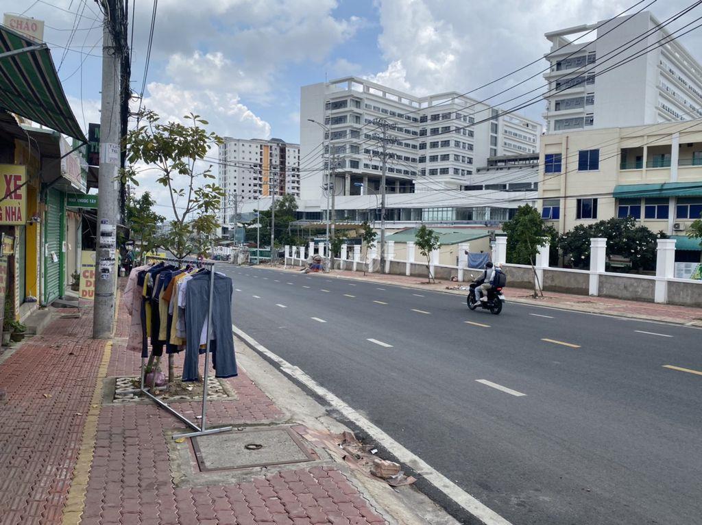 Cho thuê mặt bằng lô góc 2 mặt tiền gần 3 trường đại học Thủ Đức