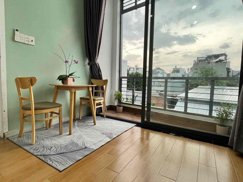 Ngoan xinh iu Nguyễn Thị Định đang chờ các trai xinh gái đẹp đến đón