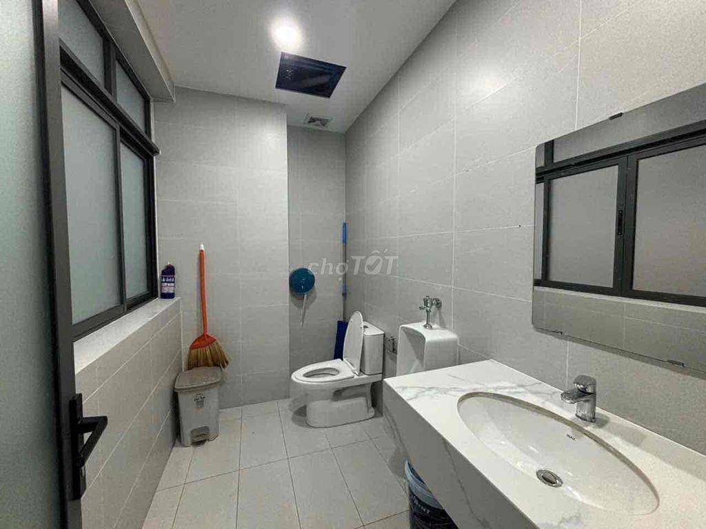 Cho thuê văn phòng KĐT Vạn Phúc 100m2 full nội thất, 15 triệu/tháng