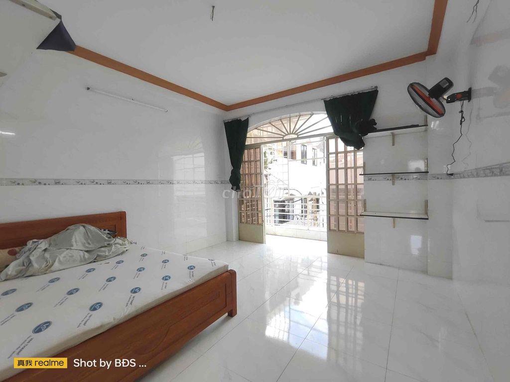Phòng 50m2 ở Lầu 1 có máy lạnh, giường ngay CV Tầm Vu 5,5triệu