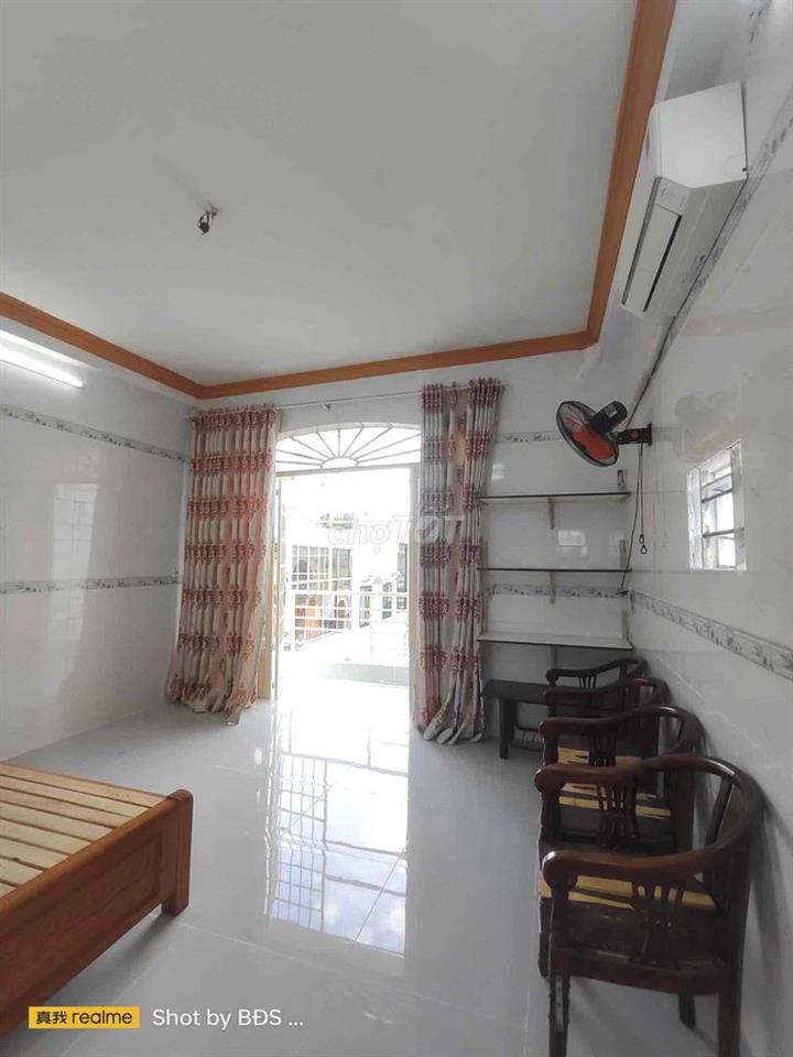 Phòng 50m2 ở Lầu 1 có máy lạnh, giường ngay CV Tầm Vu 5,5triệu