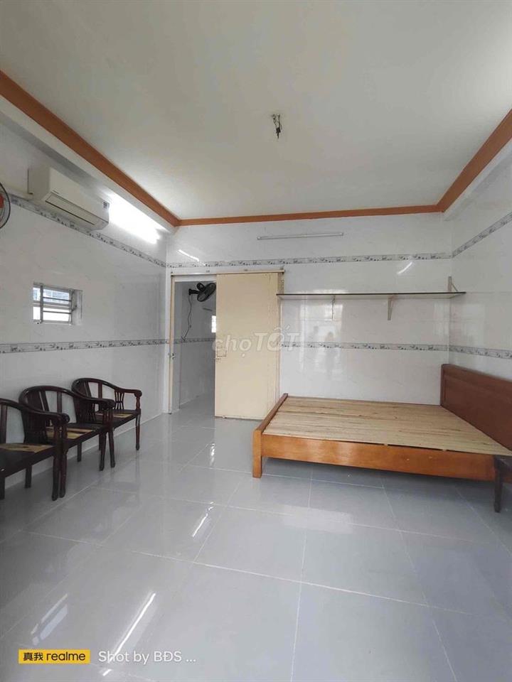 Phòng 50m2 ở Lầu 1 có máy lạnh, giường ngay CV Tầm Vu 5,5triệu