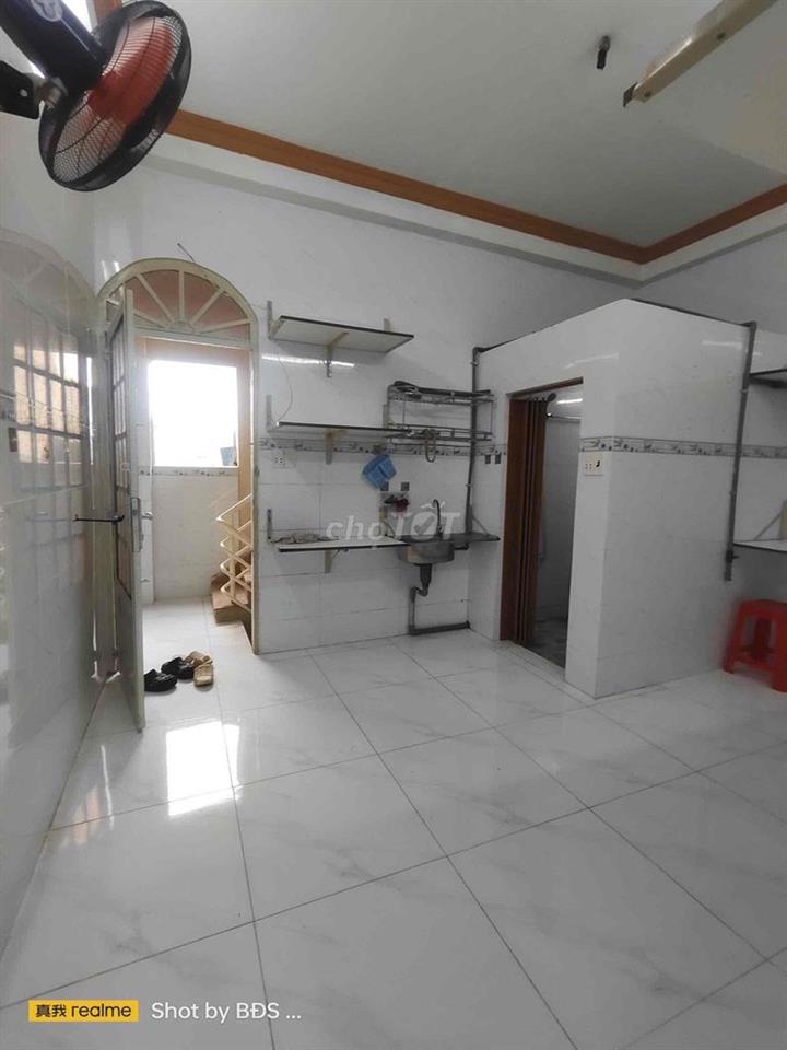 Phòng 50m2 ở Lầu 1 có máy lạnh, giường ngay CV Tầm Vu 5,5triệu