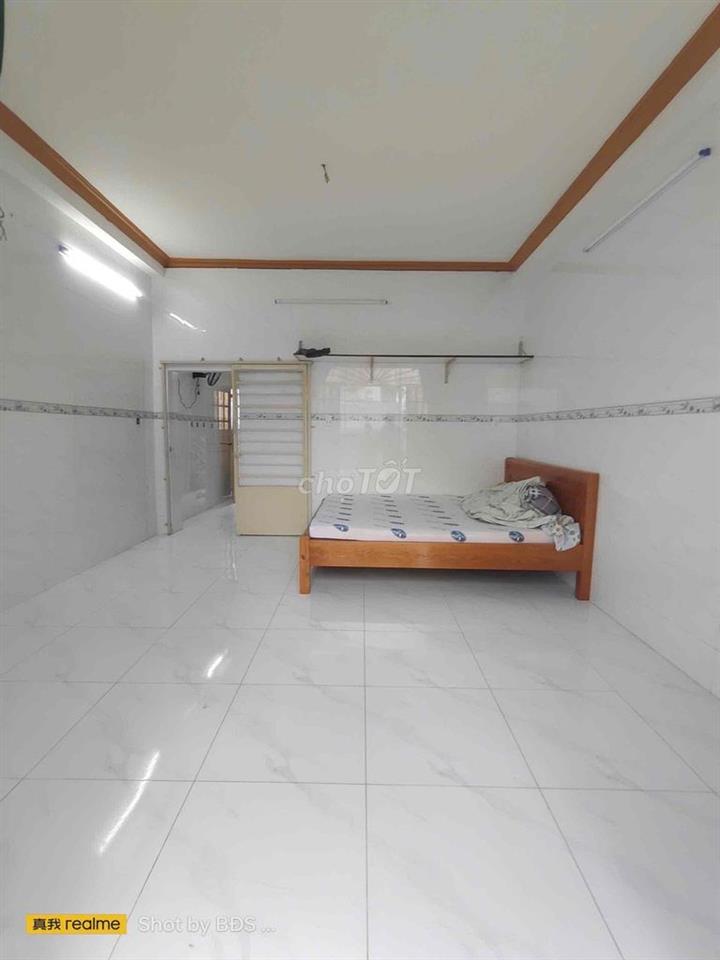 Phòng 50m2 ở Lầu 1 có máy lạnh, giường ngay CV Tầm Vu 5,5triệu