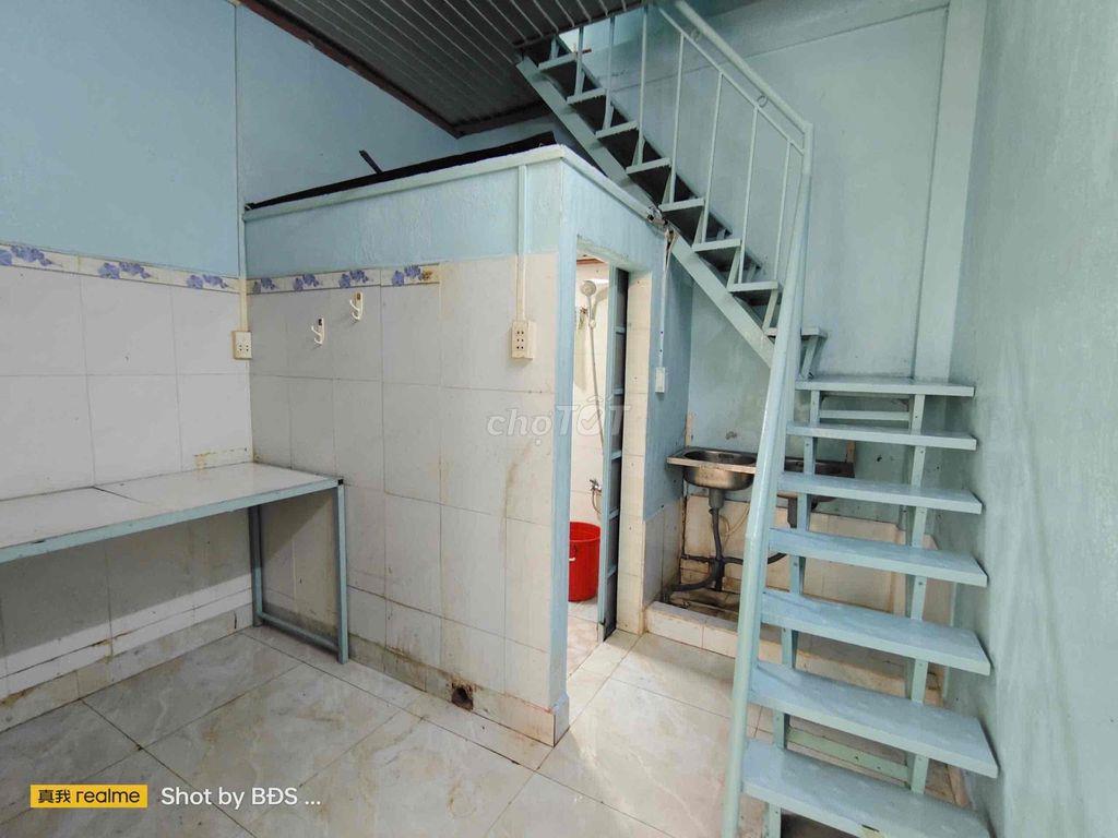 Nhà 1 Trệt 1 Lầu 2pn 1wc ban công thoáng mát ngay chợ Bình Triệu 5.5tr