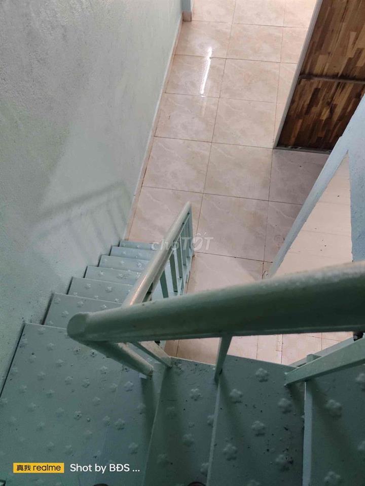 Nhà 1 Trệt 1 Lầu 2pn 1wc ban công thoáng mát ngay chợ Bình Triệu 5.5tr