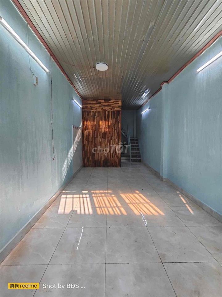 Nhà 1 Trệt 1 Lầu 2pn 1wc ban công thoáng mát ngay chợ Bình Triệu 5.5tr