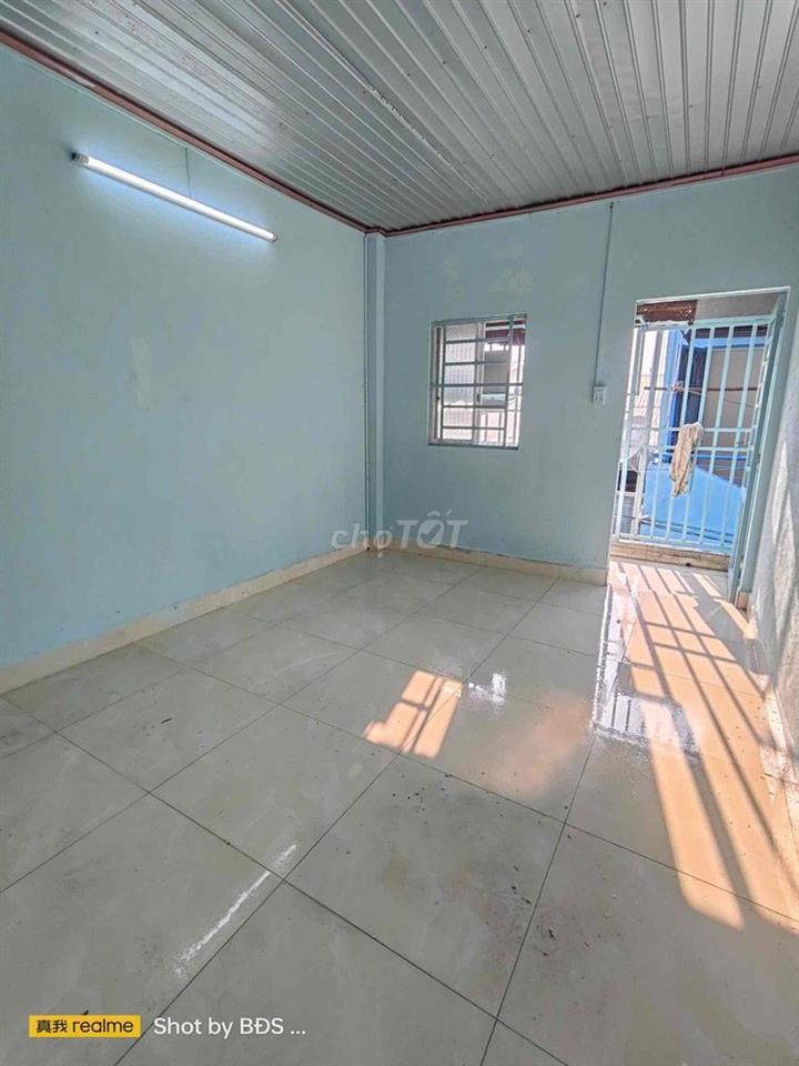 Nhà 1 Trệt 1 Lầu 2pn 1wc ban công thoáng mát ngay chợ Bình Triệu 5.5tr