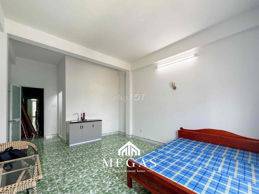 CHO THUÊ STUDIO CỬA SỔ BAN CÔNG NẰM NGAY NGÃ TƯ MK
