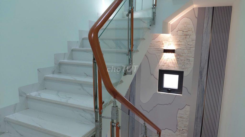 7 Tỷ 68m2 đất, Nhà 4 Tầng, 4 Phòng 5 Wc có đủ nội thất, Hoàn Công Đủ