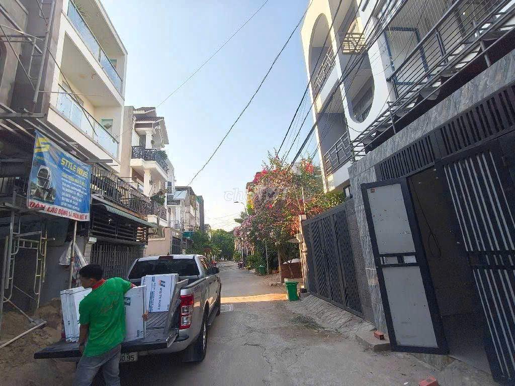 Hiếm ai bán 4 tỷ 250 cho căn nhà 3 tầng, hẻm ô tô tránh nhau 4 PN 3 WC