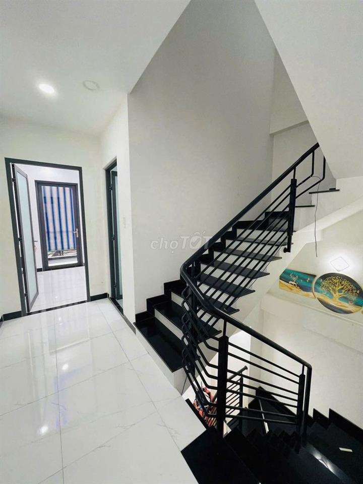 Hiếm ai bán 4 tỷ 250 cho căn nhà 3 tầng, hẻm ô tô tránh nhau 4 PN 3 WC