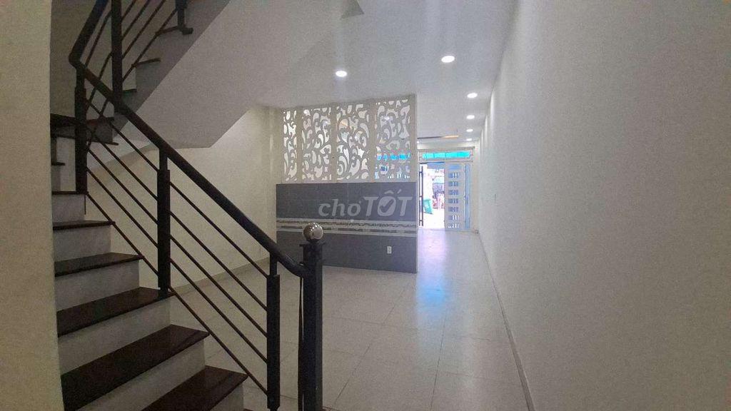 Giảm thêm 200tr, Bán nhà 2 tầng 60m2, Đ. Tây Hòa gần ga tàu điện Metro