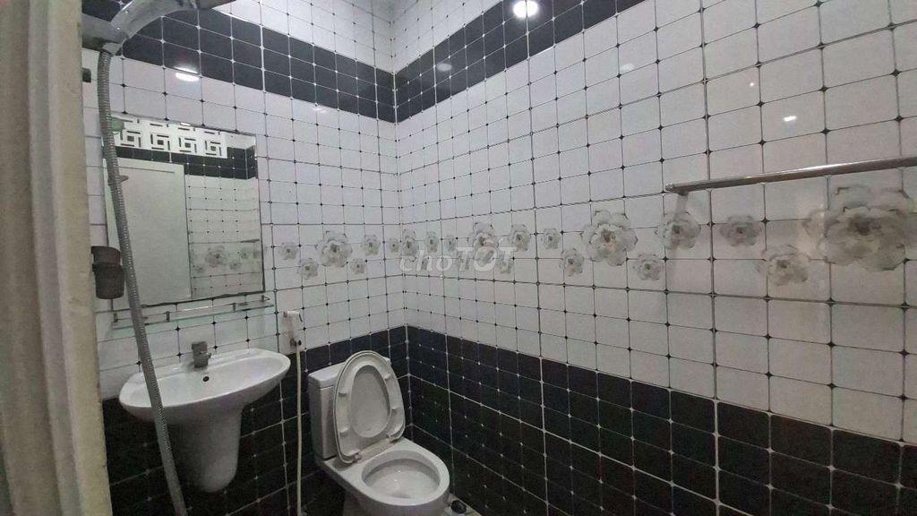 Giảm thêm 200tr, Bán nhà 2 tầng 60m2, Đ. Tây Hòa gần ga tàu điện Metro