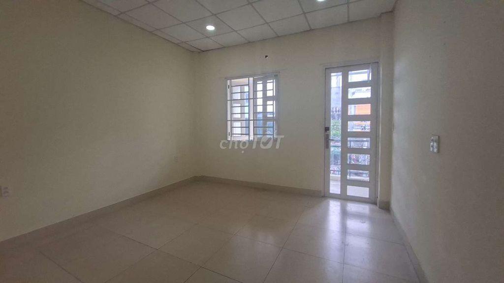 Giảm thêm 200tr, Bán nhà 2 tầng 60m2, Đ. Tây Hòa gần ga tàu điện Metro