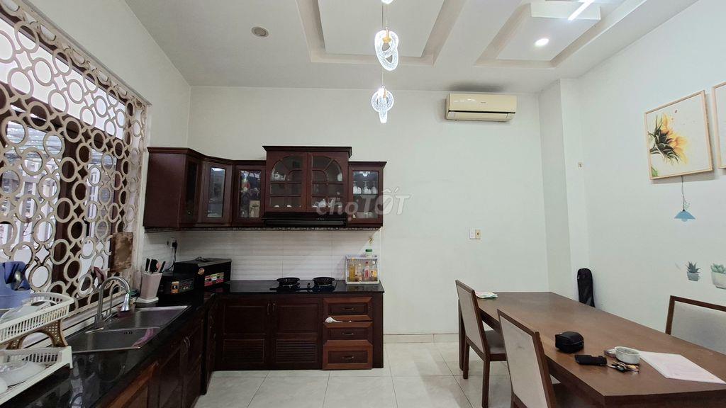 HƠN 5 TỶ, NHÀ KHU VIP BÌNH THỌ NGÃ TƯ THỦ ĐỨC, CÓ 3 TẦNG, BÃI XE Ô TÔ