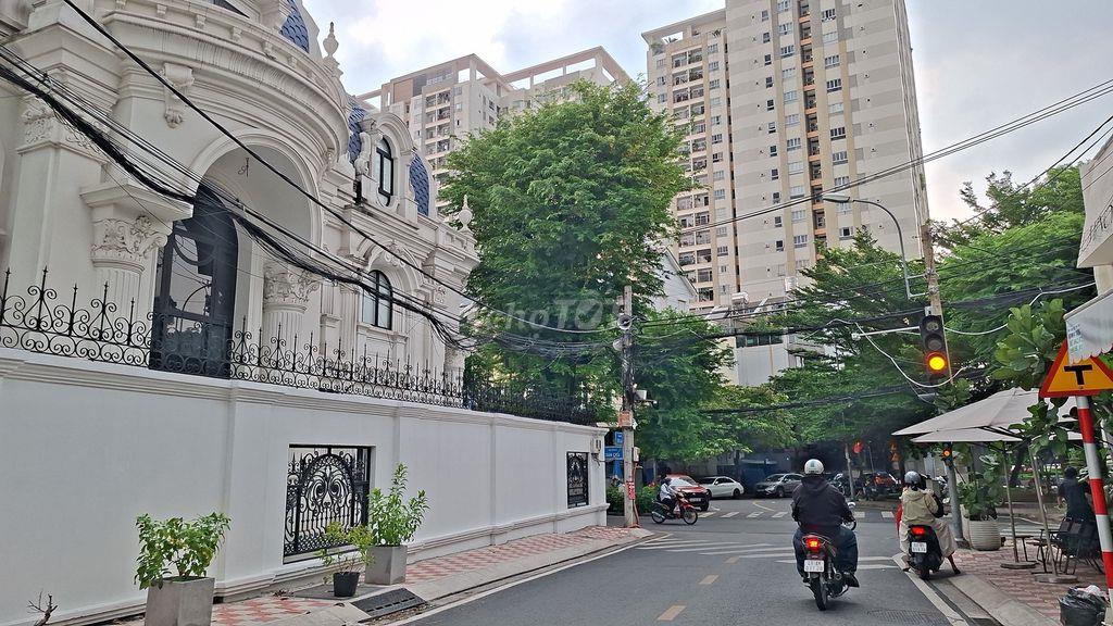 HƠN 5 TỶ, NHÀ KHU VIP BÌNH THỌ NGÃ TƯ THỦ ĐỨC, CÓ 3 TẦNG, BÃI XE Ô TÔ