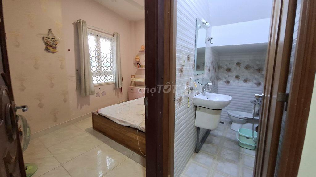 HƠN 5 TỶ, NHÀ KHU VIP BÌNH THỌ NGÃ TƯ THỦ ĐỨC, CÓ 3 TẦNG, BÃI XE Ô TÔ