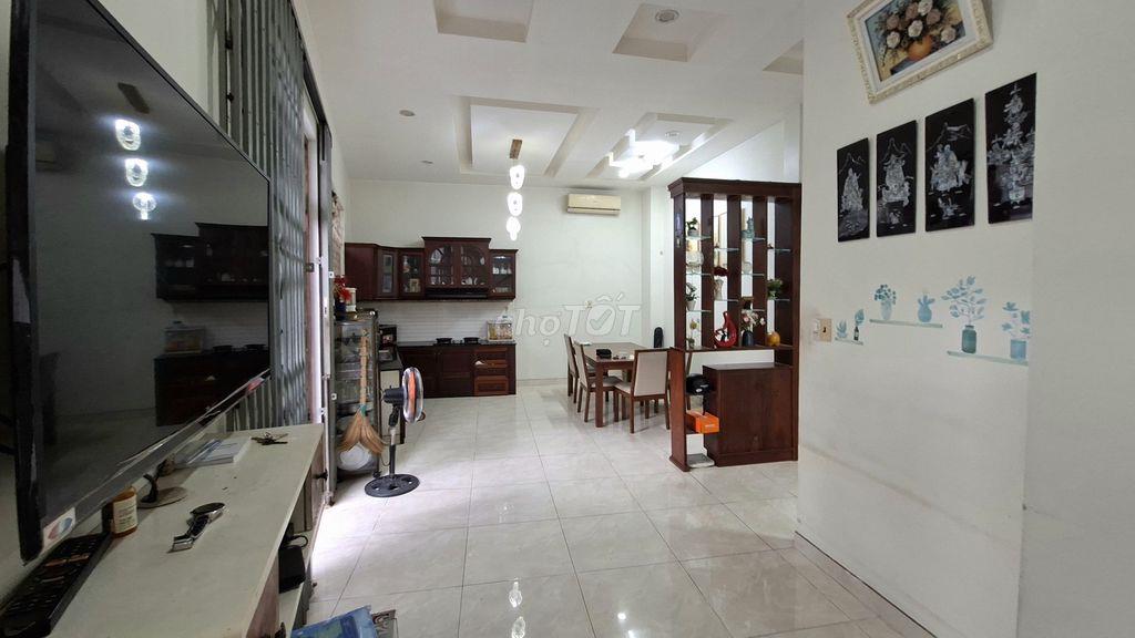 HƠN 5 TỶ, NHÀ KHU VIP BÌNH THỌ NGÃ TƯ THỦ ĐỨC, CÓ 3 TẦNG, BÃI XE Ô TÔ
