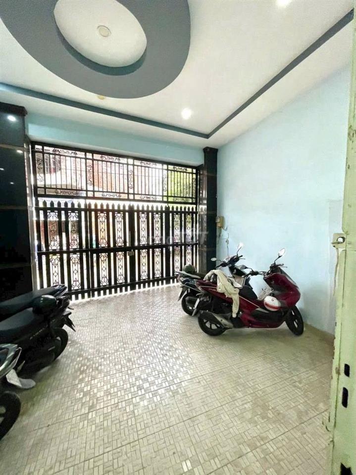 Nhà diện tích lớn 80m2 , xây 3 lầu, Có sân ô tô trong nhà, sẵn sổ 