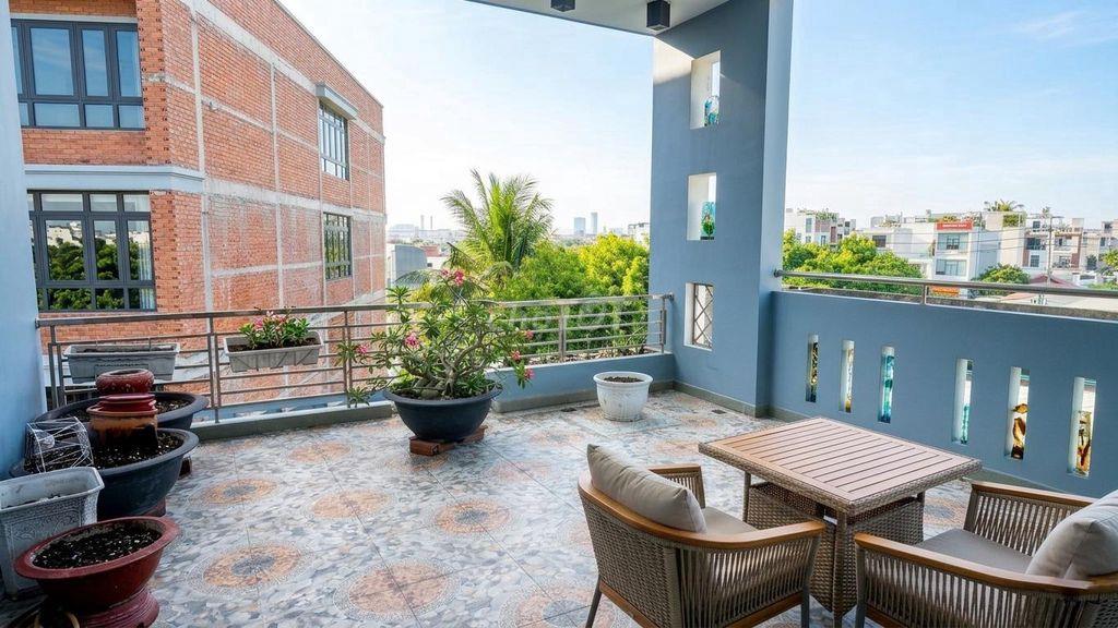Nhà diện tích lớn 80m2 , xây 3 lầu, Có sân ô tô trong nhà, sẵn sổ 