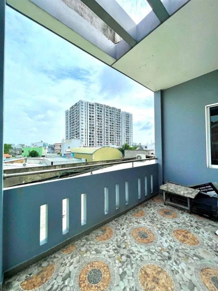 Nhà diện tích lớn 80m2 , xây 3 lầu, Có sân ô tô trong nhà, sẵn sổ 