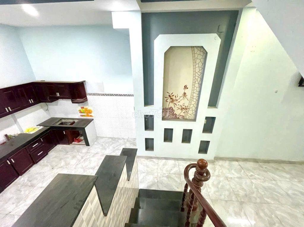 Nhà diện tích lớn 80m2 , xây 3 lầu, Có sân ô tô trong nhà, sẵn sổ 