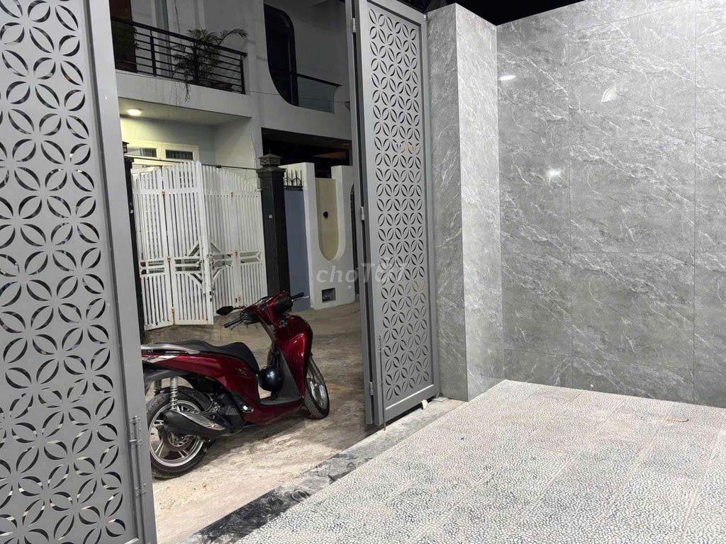 NHÀ MỚI XÂY - GẦN VINHOME Q9 - KHU PHÂN LÔ - XE TẢI ĐẬU TRƯỚC CỬA.