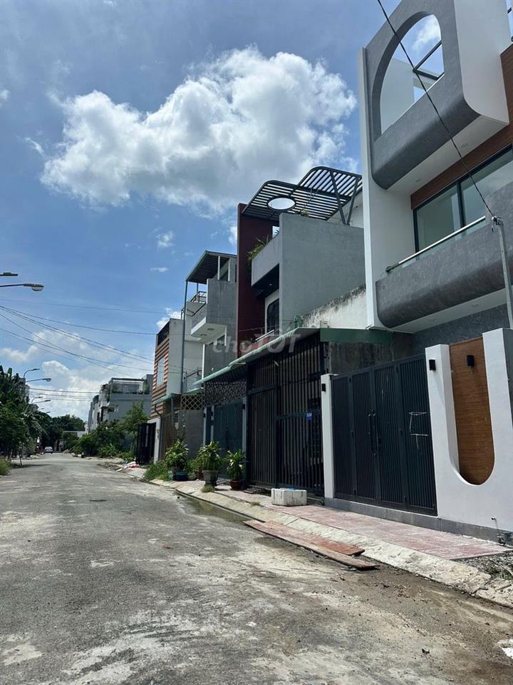 Giảm giá bán nhà mới xây 3 tầng, gần VinHomes Grand Park Quận 9, SHR