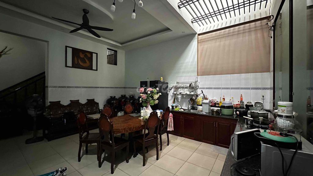 bán nhà mặt tiền đường số 11