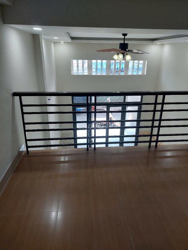 Nha ngay chợ - nhà mới- 3 phòng ngủ