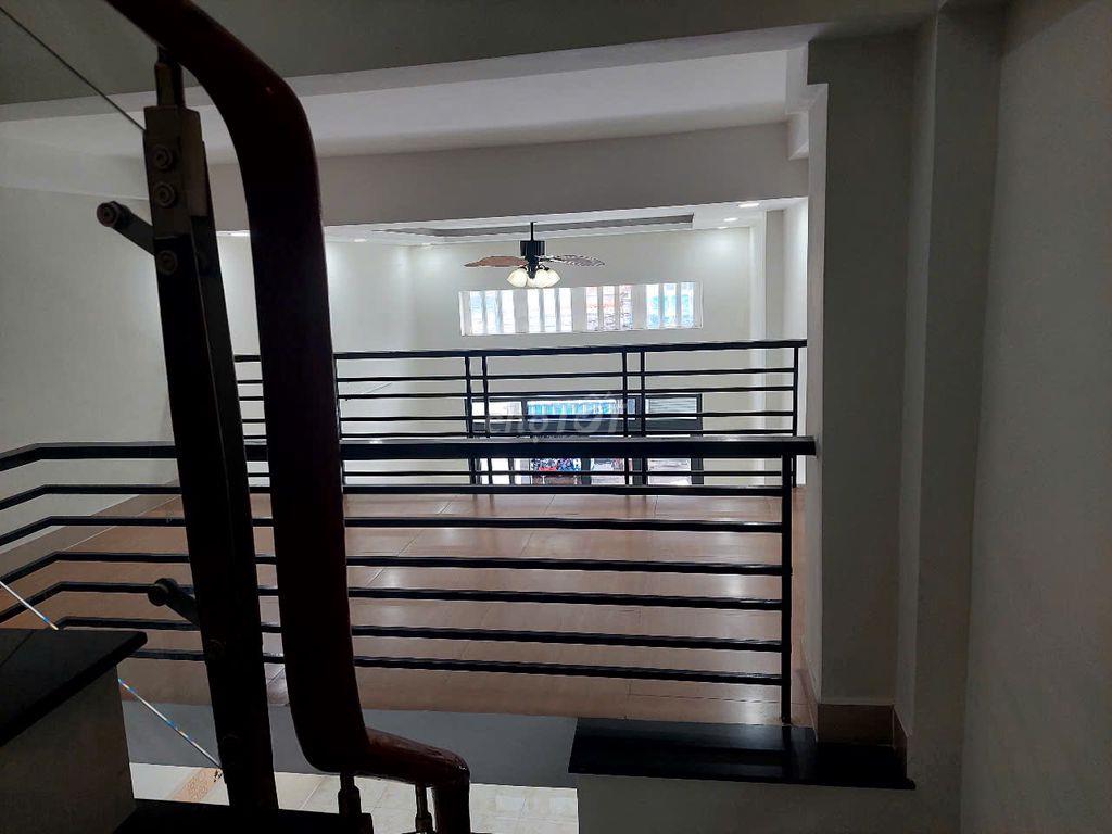 Nha ngay chợ - nhà mới- 3 phòng ngủ