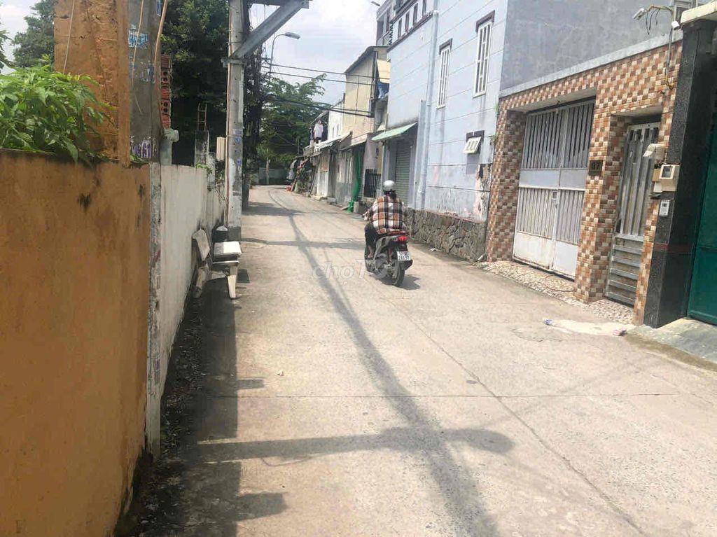 Nhà nát đường lớn xe hơi tránh nhau