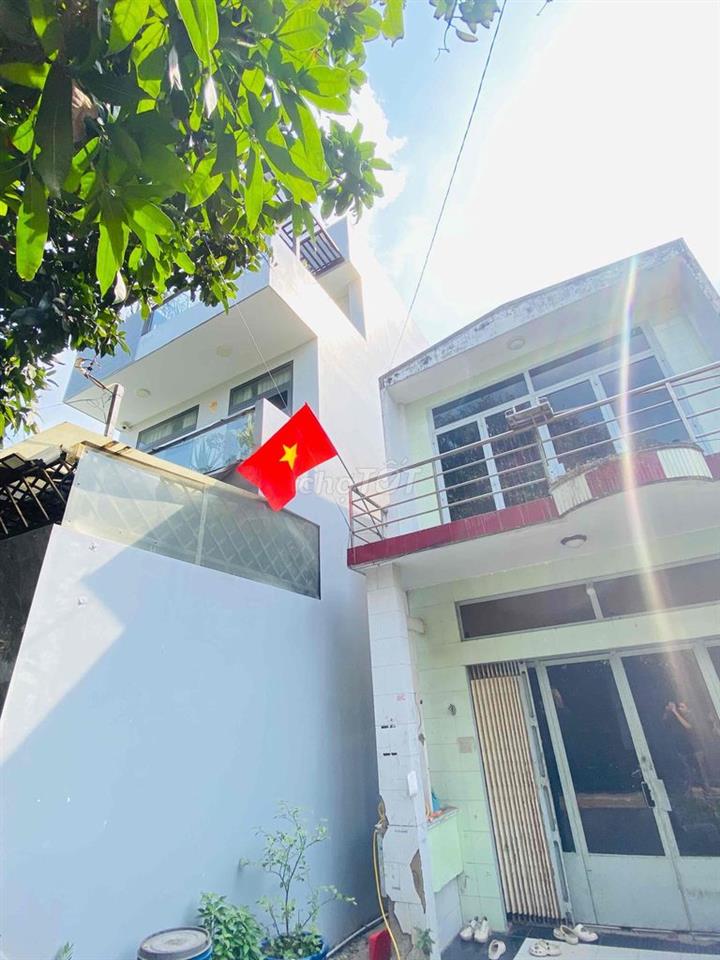 BÁN ĐẤT TẶNG NHÀ - TRỤC PHẠM VĂN ĐỒNG - HẺM Ô TÔ - 100m2 - 4.8 TỶ