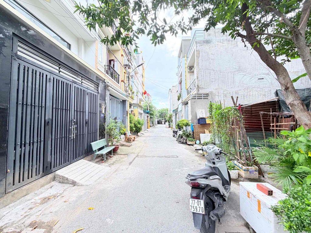 🏡TRỤC QL13- NHÀ 3 TẦNG- 3PN-HẺM XE HƠI- 6Ty9