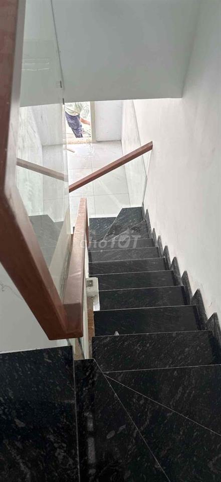 nhà nguyên căn gần Vincom