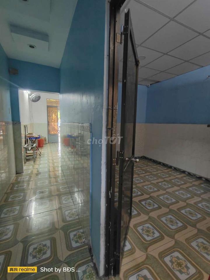 nhà rộng sân xe hơi 